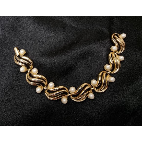 Vintage TRIFARI 1960s Gold-Tone Bracelet With Faux Pearls - Picture 4 of 6